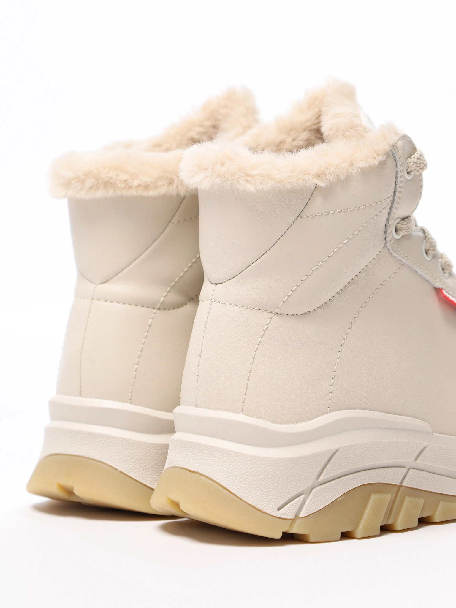 Ботинки бежевого цвета на рельефной подошве